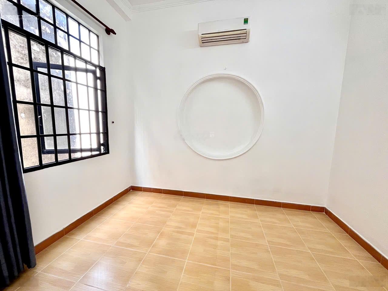 Cho thuê phòng trọ quận 7, 1 phòng ngủ tách bếp, cửa sổ lớn, sẵn máy lạnh, máy nước nóng lạnh.