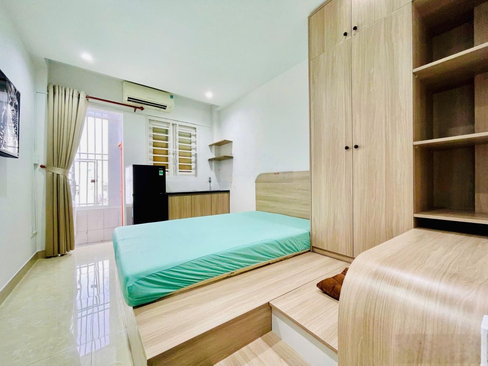 Cho thuê phòng có nội thất mặt tiền đường Thạch Thị Thanh Q1, có thang máy, ban công