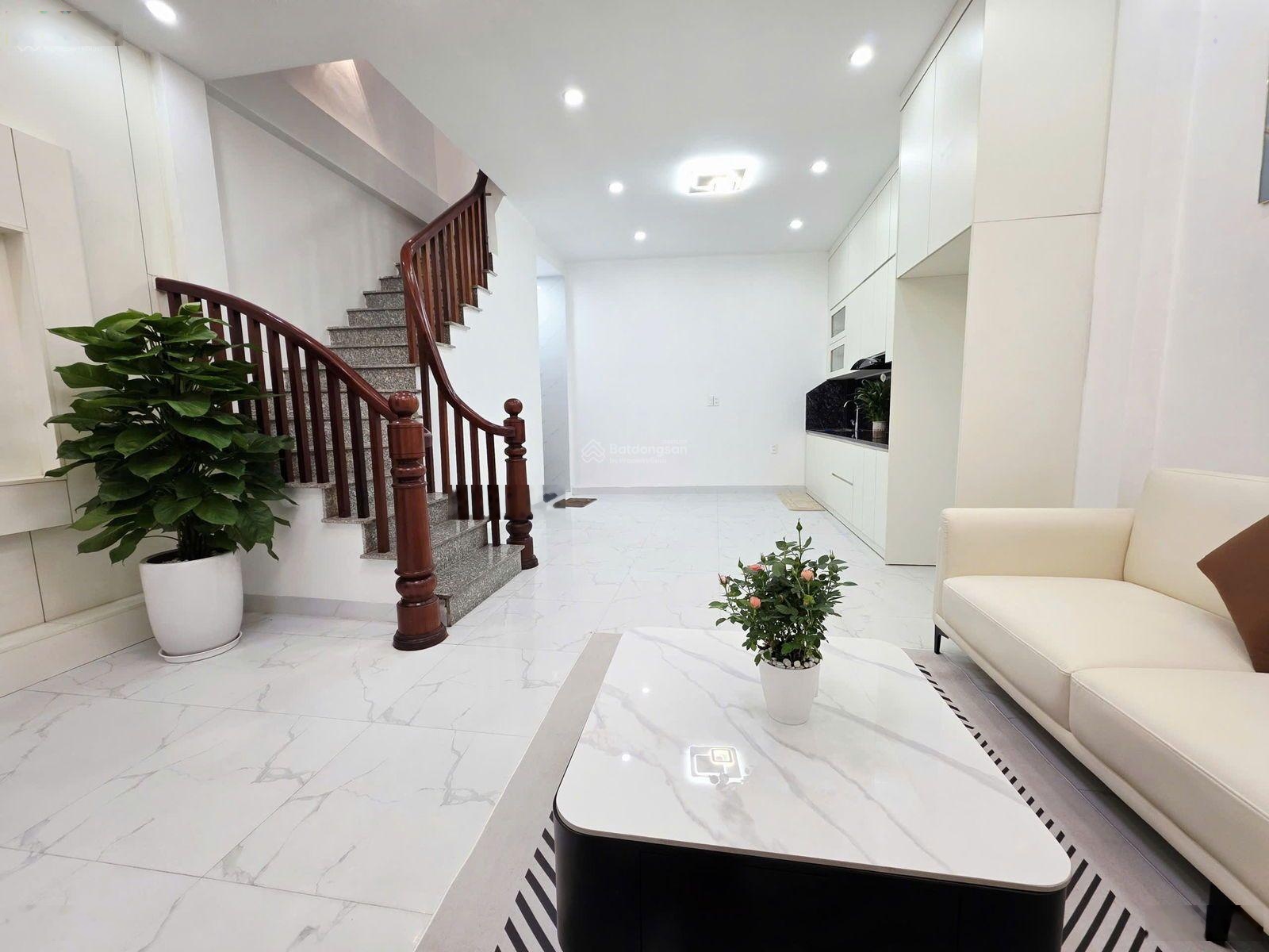 Cần bán gấp trước tết nhà phố Thanh Đàm mới đẹp ở ngay, sổ vuông gần phố