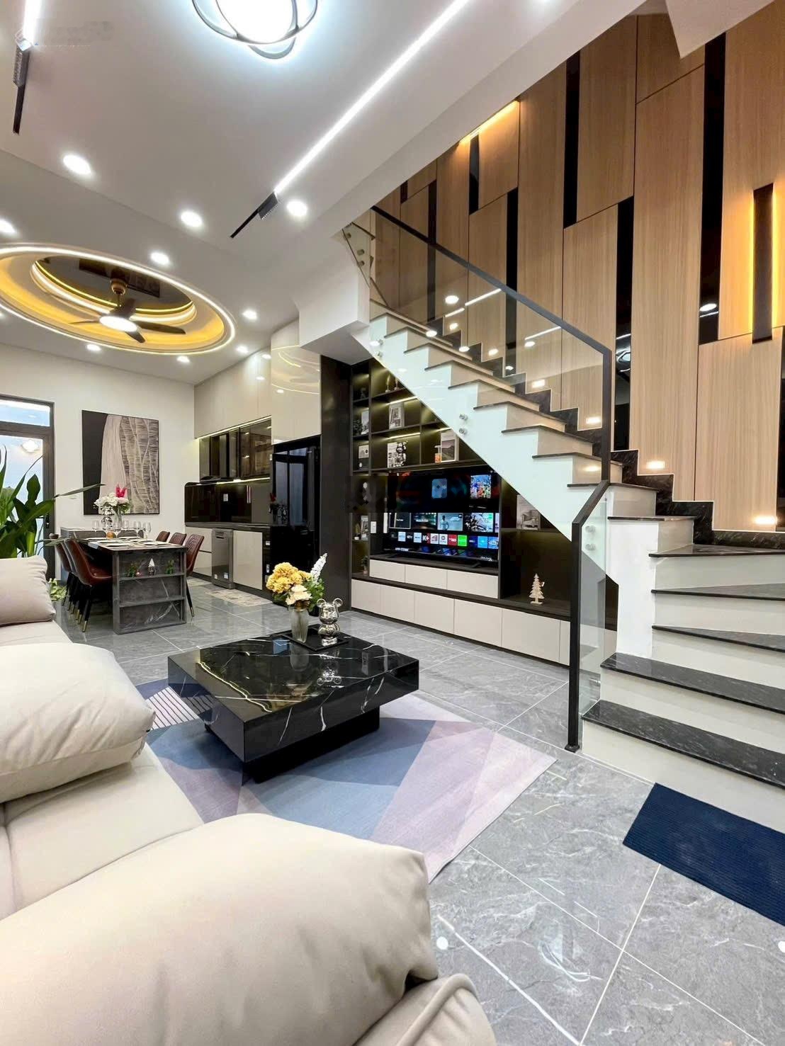 Nhà đẹp 4x15m 3 lầu full nội thất xịn giáp thủ đức. 6.4 tỷ