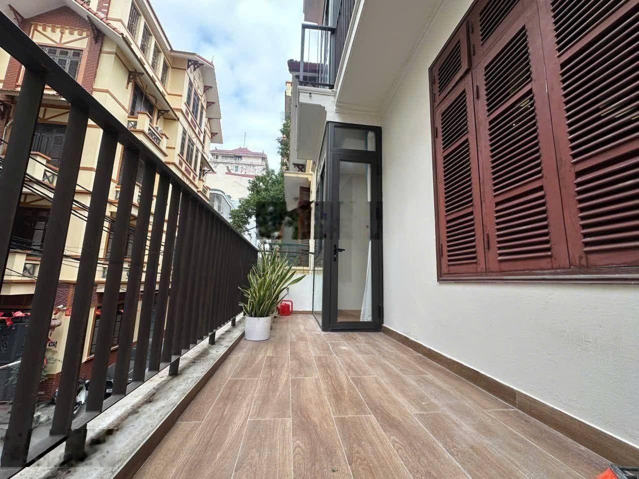 GIÁ TỐT. Võng Thị 74m, 5T, MT 6.3m - Phân lô, vỉa hè, 2 ô tô tránh. Giá 29 tỷ