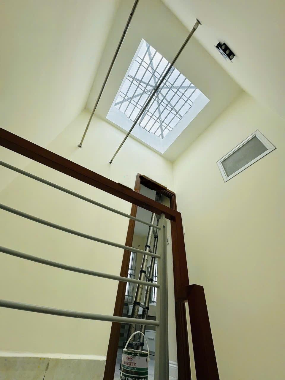 Chỉ 3.75tỷ! Nhà mới đẹp 3 tầng giáp Quận 1, 2PN 2WC, bên cạnh khách sạn Winsor - An Đông, SHR