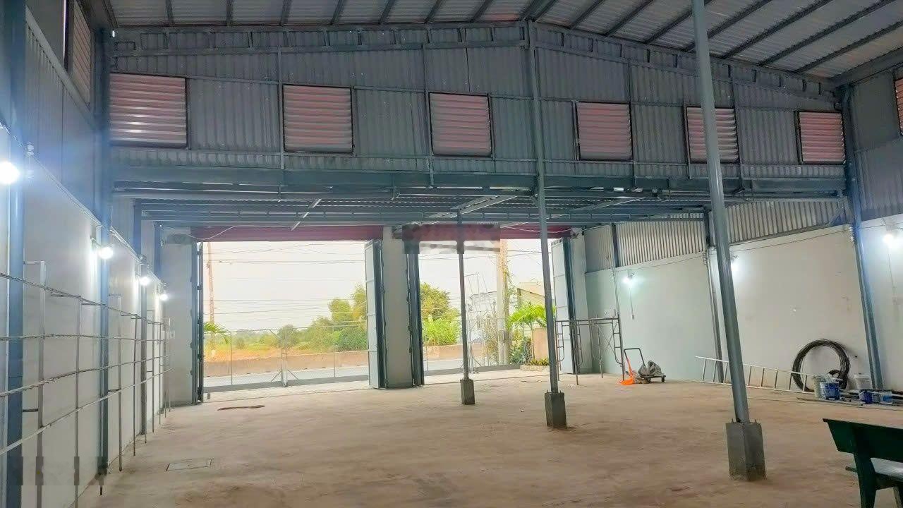 Cho thuê kho xưởng 1.000m2 giá 30 triệu/đường Tỉnh Lộ 830 xã Lương Bình, huyện Bến Lức, Long An