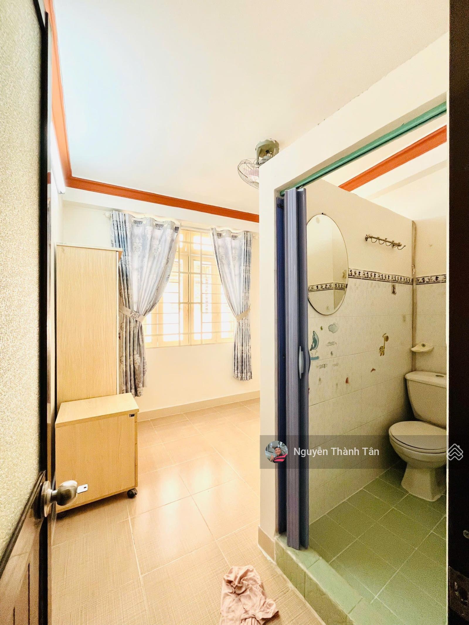 Phan Xích Long, cho thuê nhà 4 phòng ngủ - Nhỏ xinh sẵn máy lạnh giá siêu rẻ