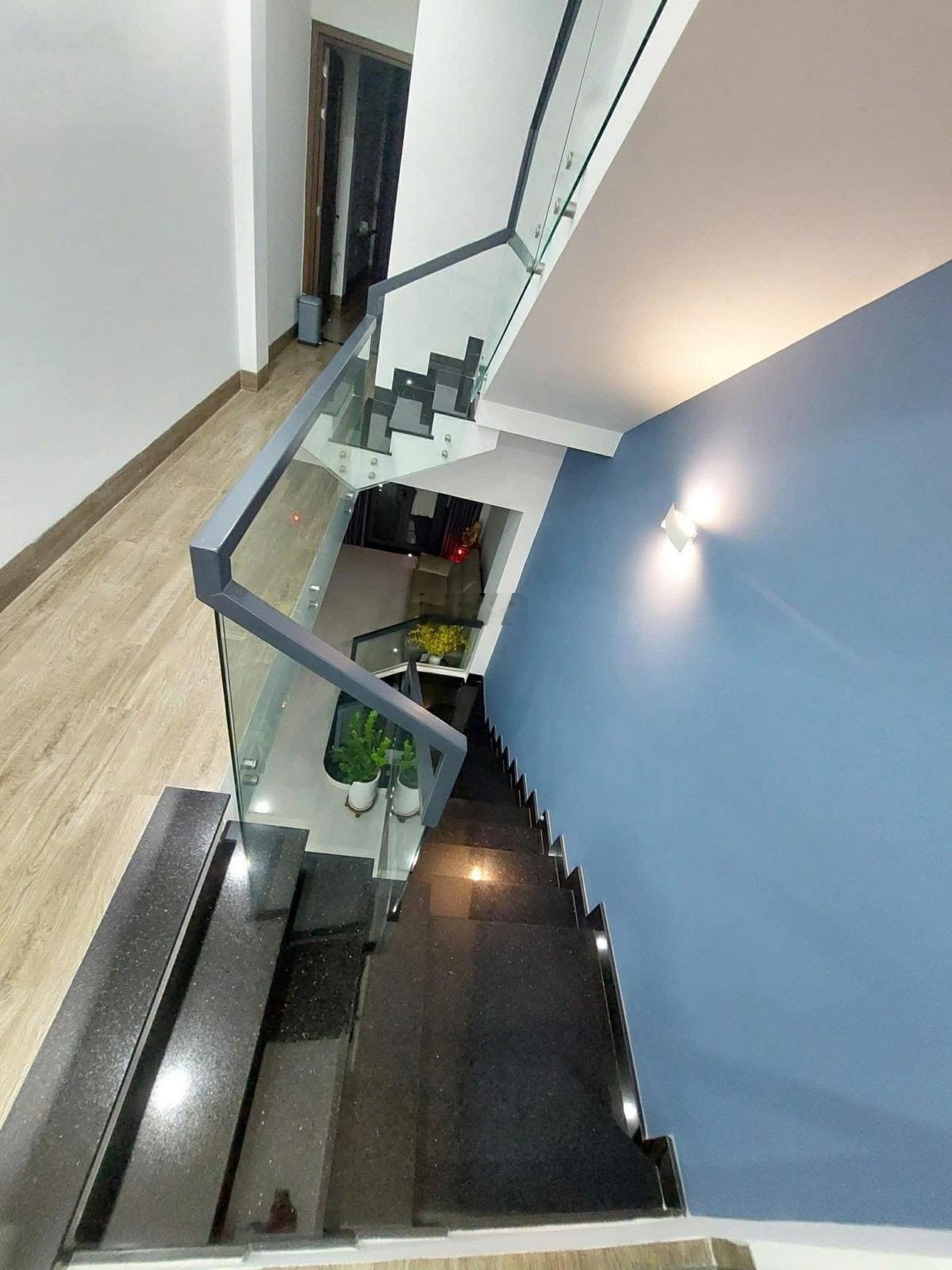 Mặt tiền hẻm 12m trung tâm quận 10 66m2 - 4 tầng. Phòng ngủ tầng trệt cho người lớn tuổi