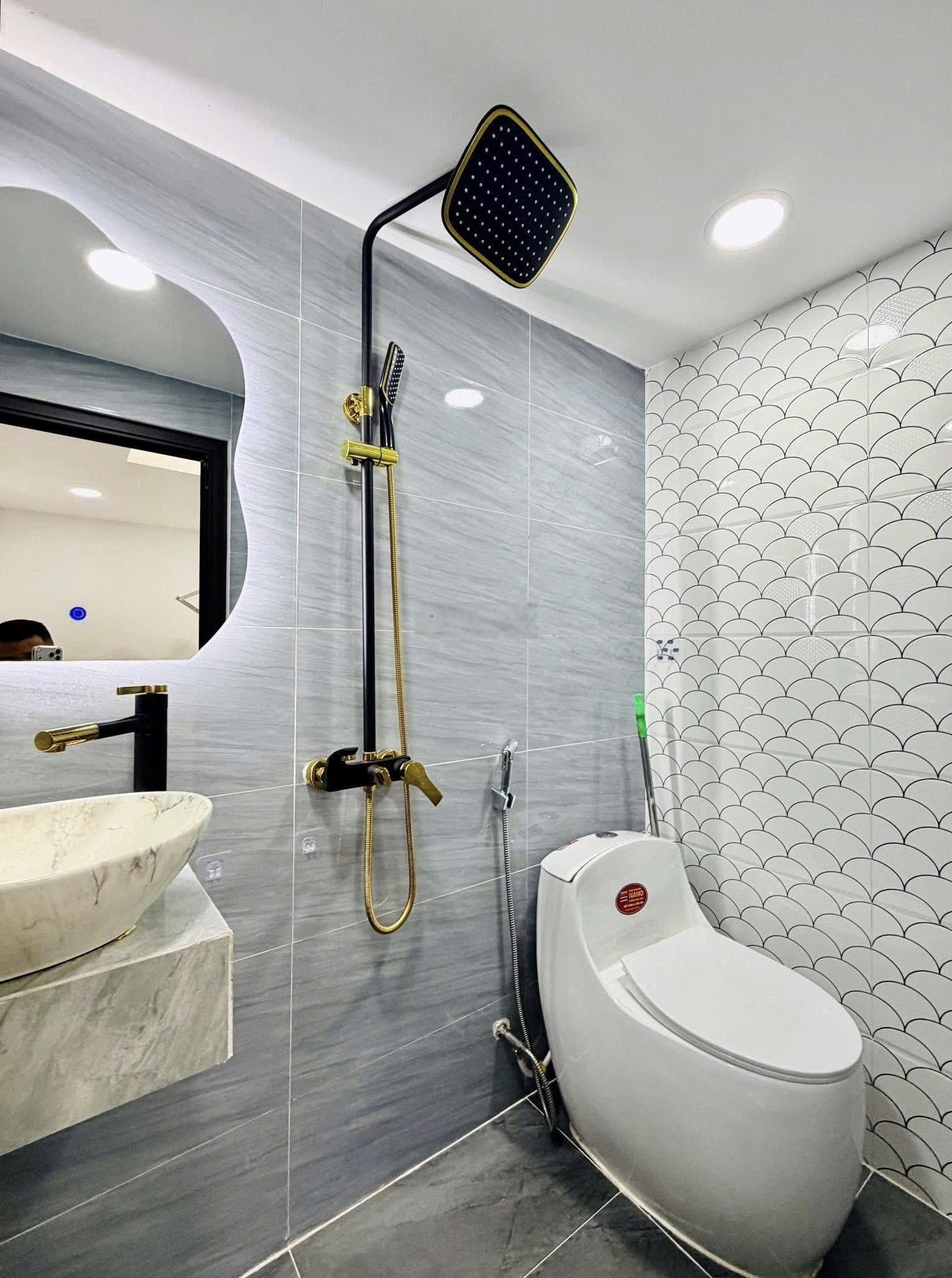 Nhà mới- dọn vô ở ngay được - 2 tầng lầu kiên cố - sổ hồng riêng- hẻm sạch sẽ- đg số 8- Thống Nhất