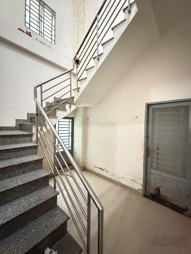 Gấp bán nhà cũ đường Lê Văn Sỹ, Nguyễn Trọng Tuyển 82m2, 2 tầng, 6 phòng ngủ, 9,4 tỷ còn bớt