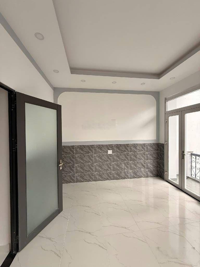 SHR - 4,9 tỷ - hiếm - nhà mới xây 2 tầng - hẻm xe hơi - ngang khủng 5,6m dài 13,1m