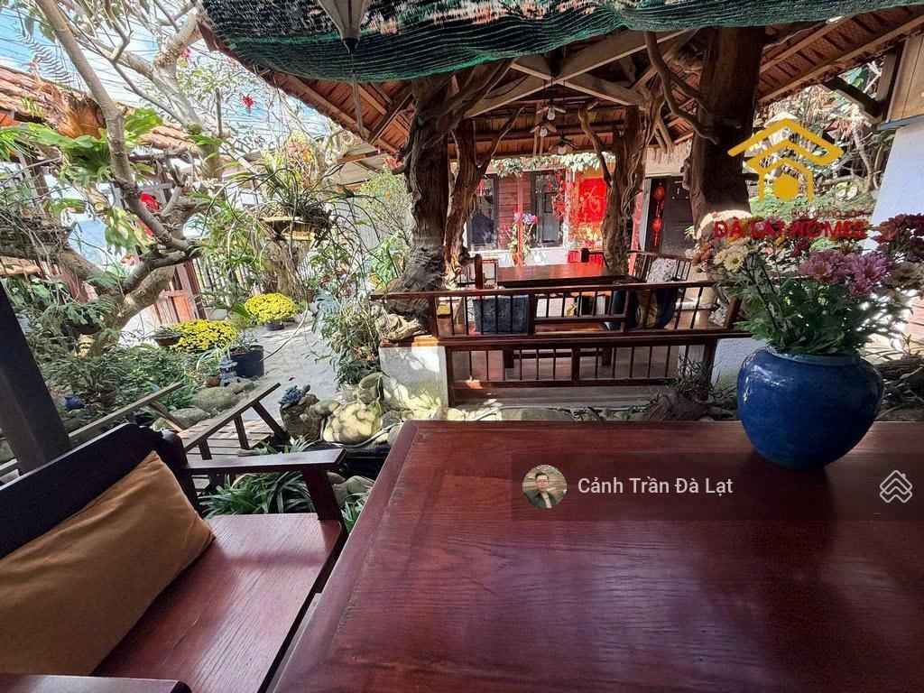 Bán nhà mặt tiền đường An Sơn, hiện đang KĐ quán ăn chay. Vị trí có view, thoáng.