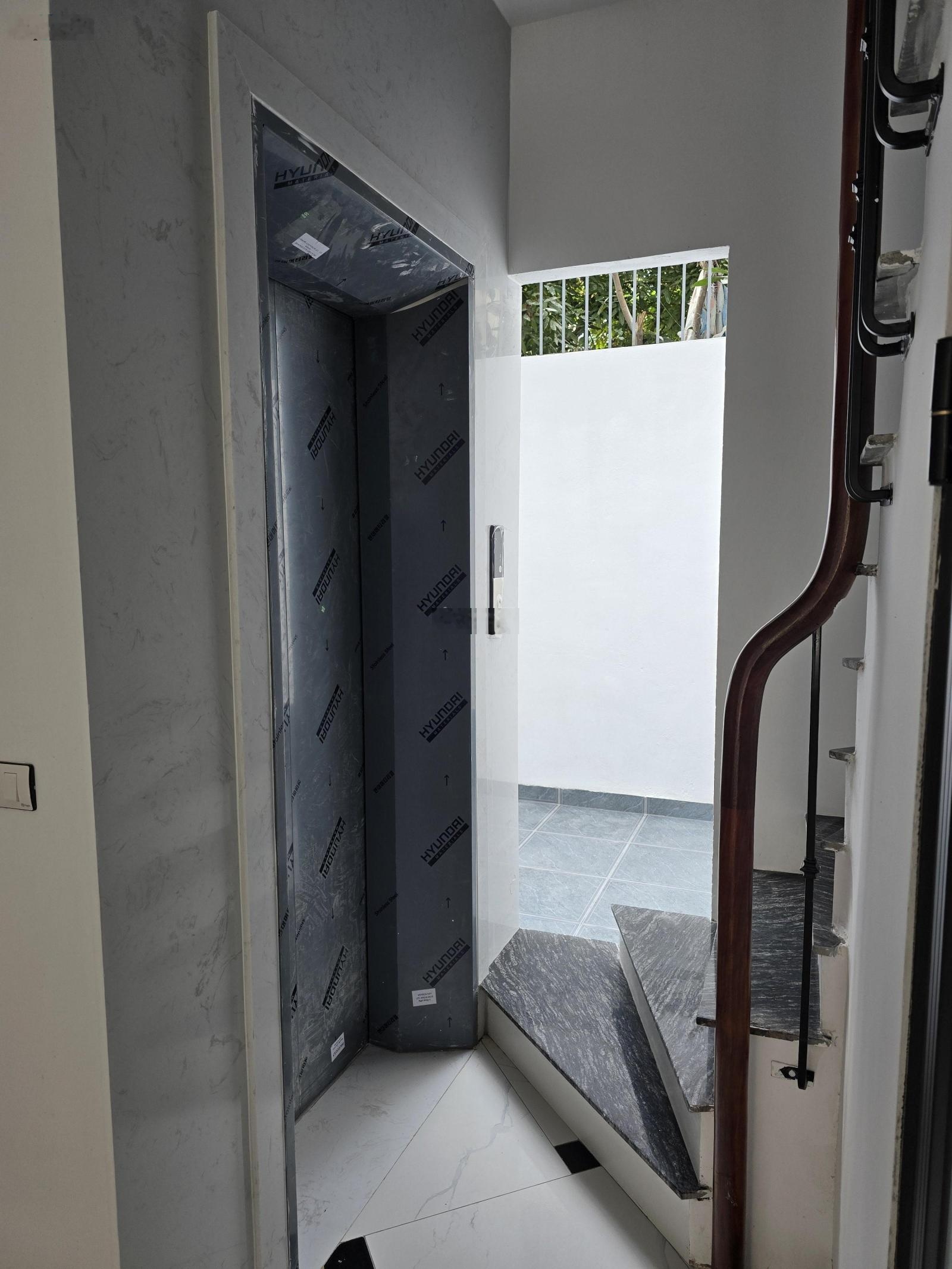 Bán nhà thanh trì , 6 tầng thang máy , ô tô đỗ cửa , tiện ích đầy đủ , ơ sướng , thoáng sáng