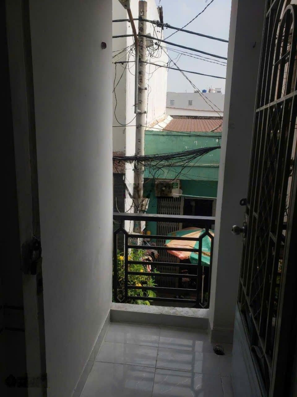 Chỉ 2.2 tỷ có ngay căn nhà 24m2 hẻm xe hơi cách MT nguyễn văn quá.chỉ 15m XD.3 tầng vị trí đẹp