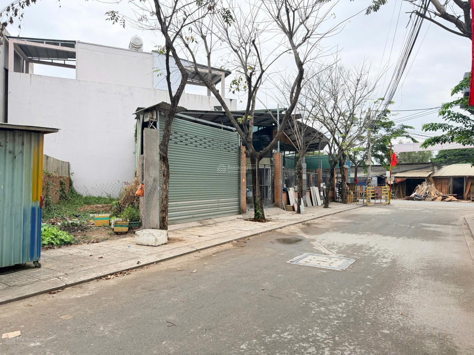 Bán lô góc 2 mặt tiền đường Lò Lu LG mở rộng 30m P. Long Phước TP. HCM