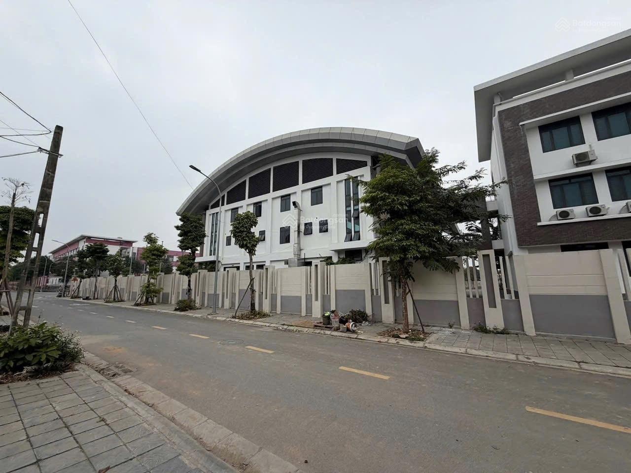 LÔ HIẾM - Mặt sau Trường C2 An Dương Vương, đường thoáng, ô tô vào tận đất.