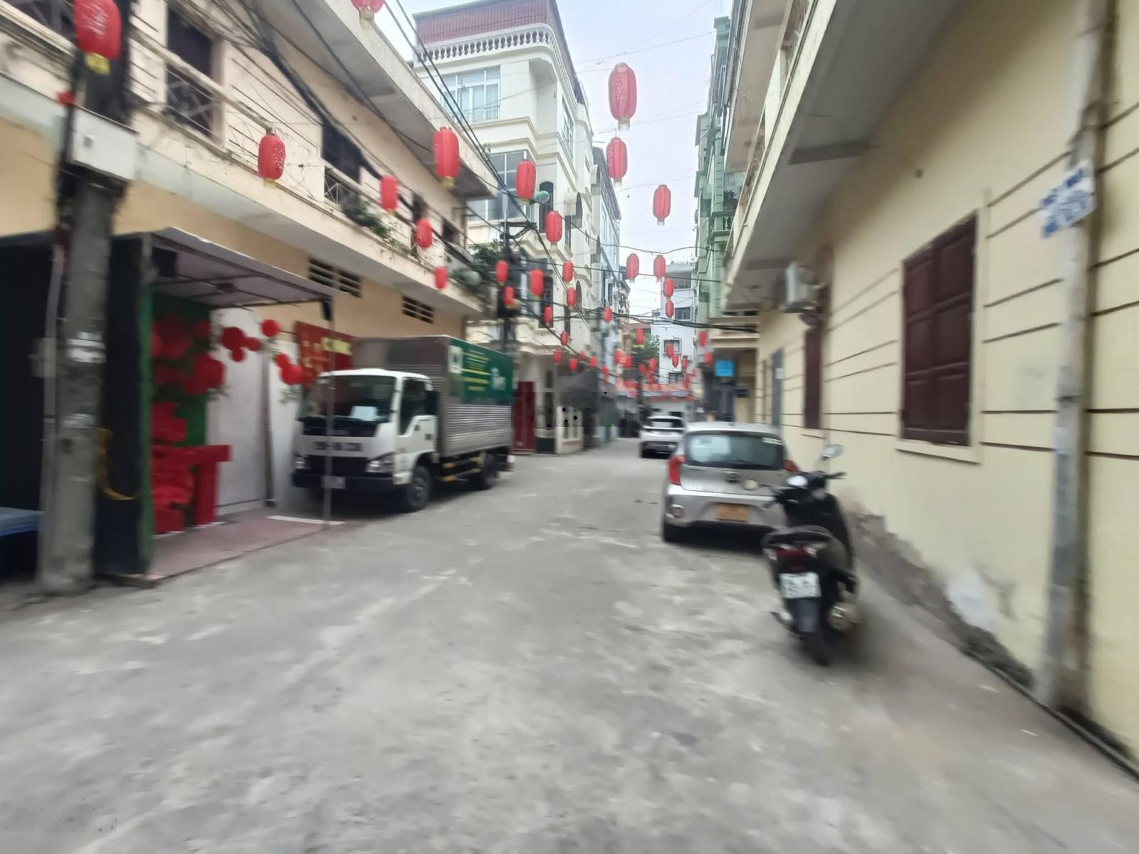 Bán nhà lạc long quân-ô tô vào tận trong nhà-ngõ to rộng-mặt tiền đẹp nhà mới dt40m *5t -16.9 tỷ