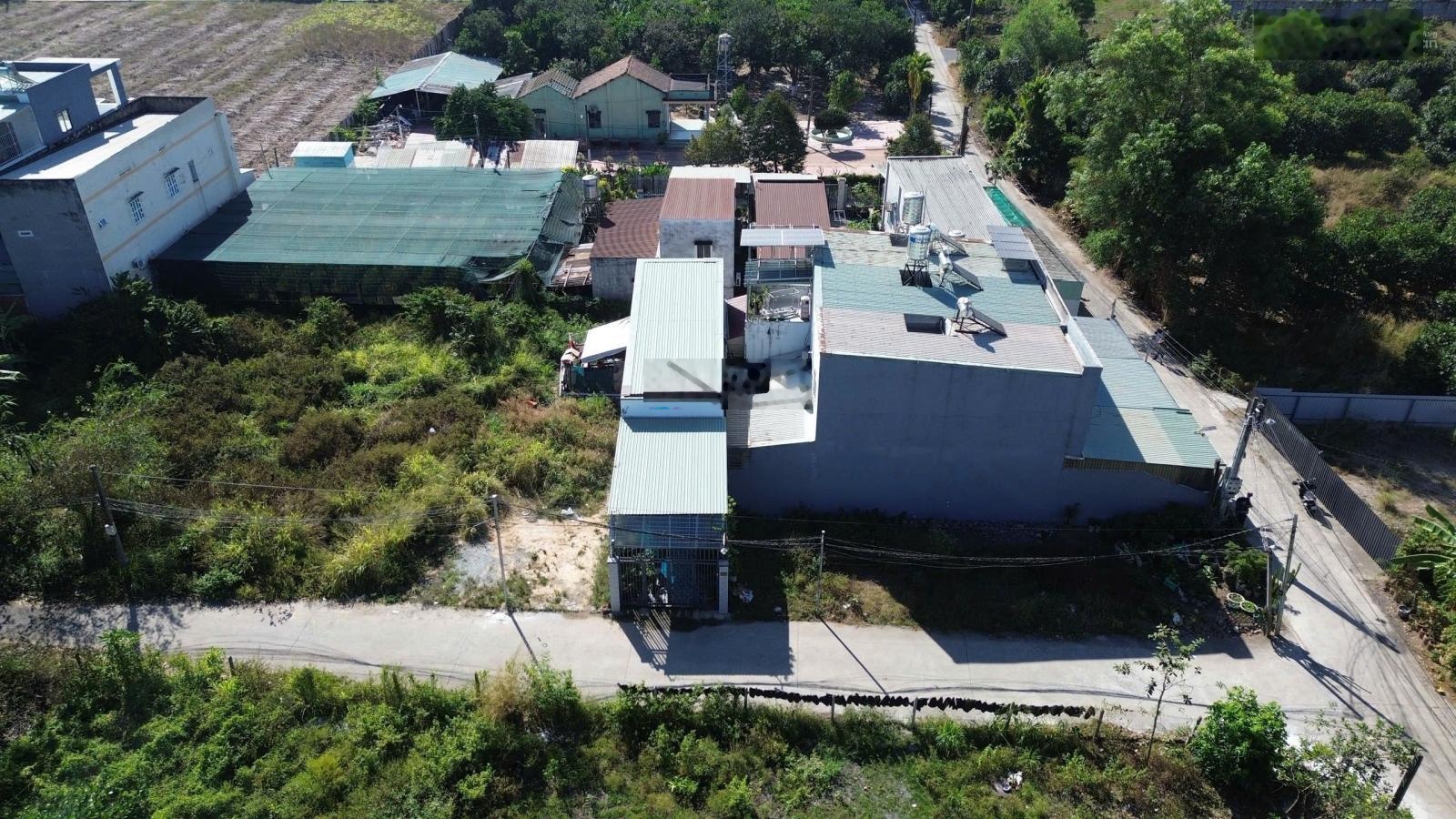 Lô góc xây nhà mái thái trổ cửa siêu thoáng mát vị trí trường chợ vài trăm mét. TP mới 5 phúc đi xe