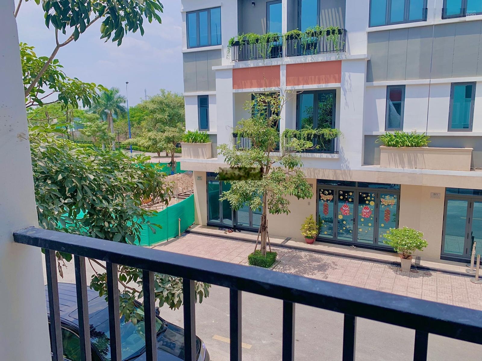 Bán nhà phố 1 trệt 2 lầu hoàn thiện sổ hồng riêng thuộc khu dân cư cạnh UBND Phường Bình Chuẩn