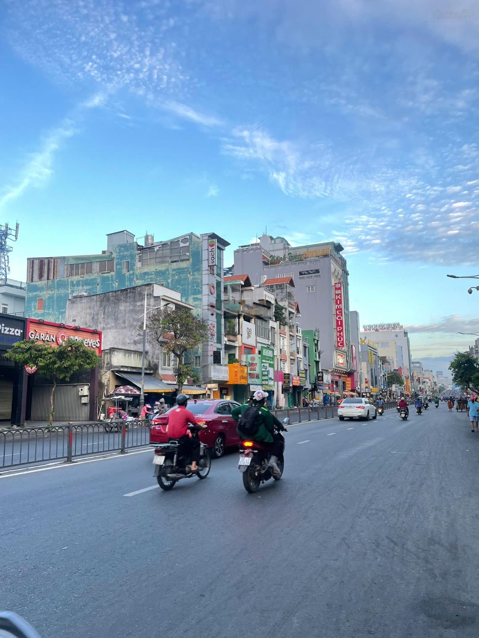 Dòng tiền 4,7tỷ/năm. Bán gấp tòa nhà mặt tiền Phạm Văn Đồng Q. Thủ Đức - DT: 15x38m2 gía 72.5 tỷ