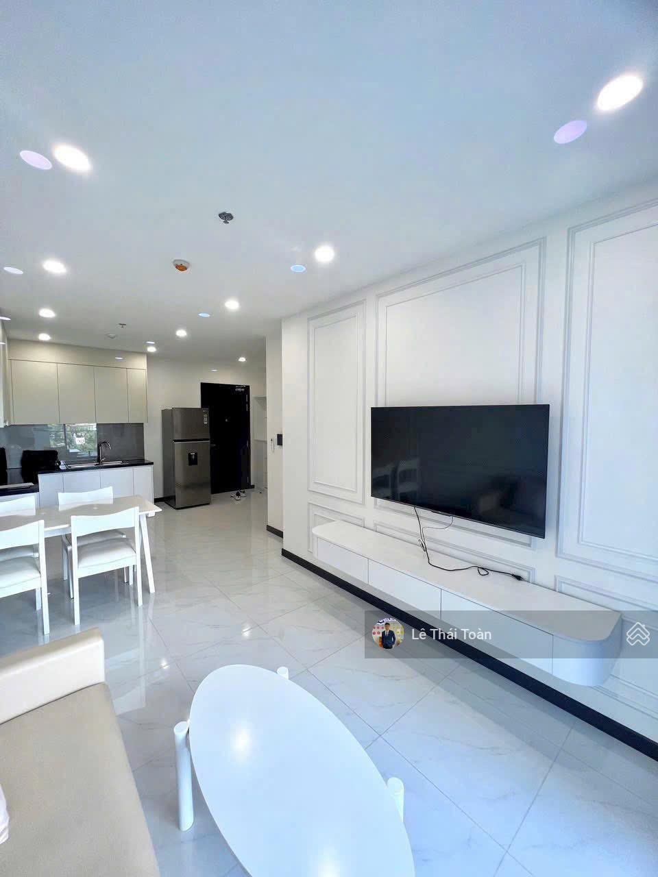 Cho thuê căn hộ 2PN 2WC 79m2 view ngoại khu tầng trung, cao đẹp nhất toà C Sky View. Giá tốt nhất