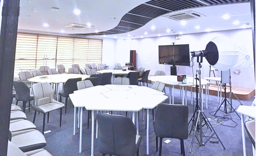 CMC Duy Tân em có 220m2 (có cắt 150m2, 70m2), giá 48tr/th đã setup nội thất 600tr