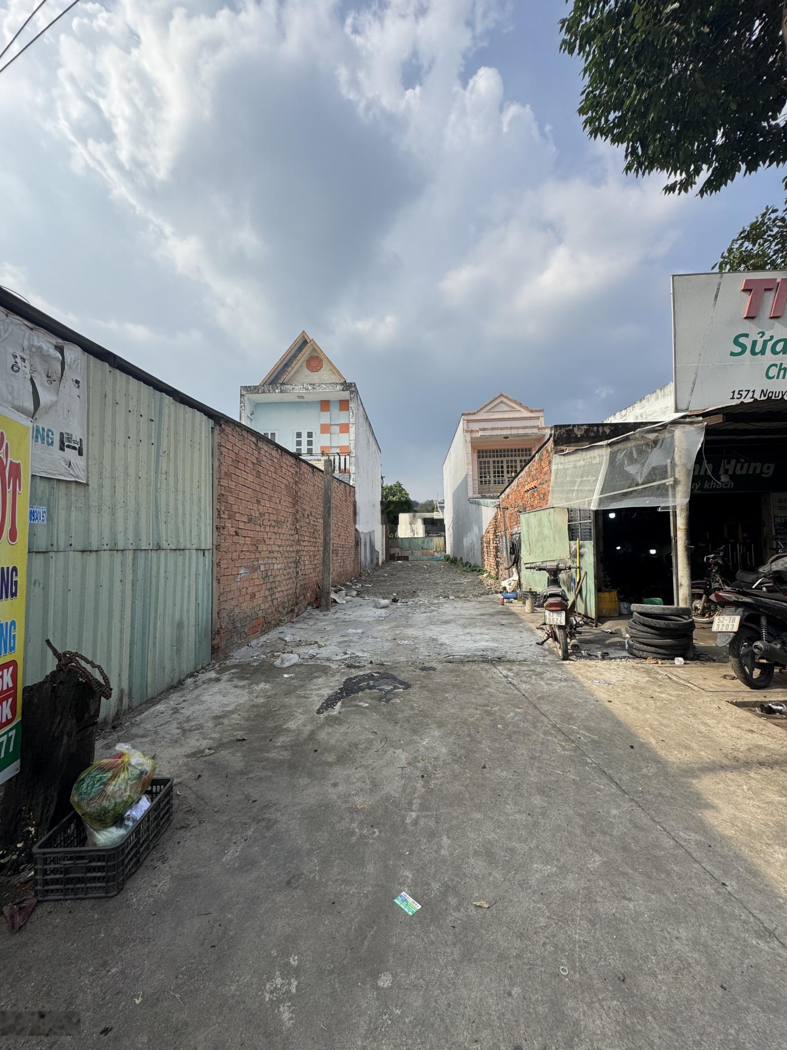 Bán gấp đất tại Nguyễn Duy Trinh , Quận 9 , 12,9 tỷ, 165m2, mặt tiền 5m, Đuờng rộng 30m