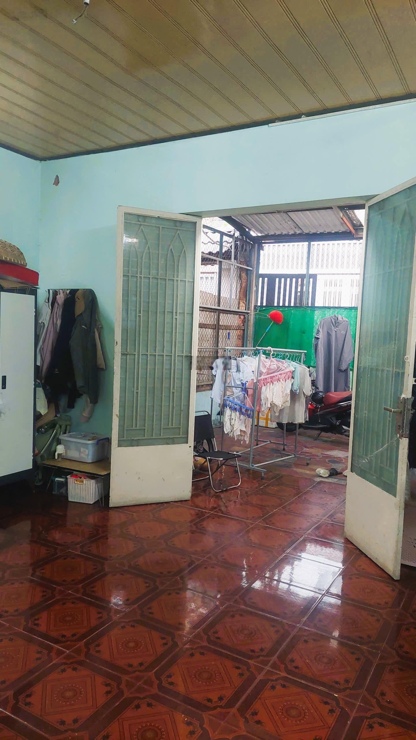 Mặt tiền ngang khủng 5.6m nhà cấp 4 có sân rộng ô tô đỗ cửa đường số 2 Trường Thọ, chỉ 6.3tỷ