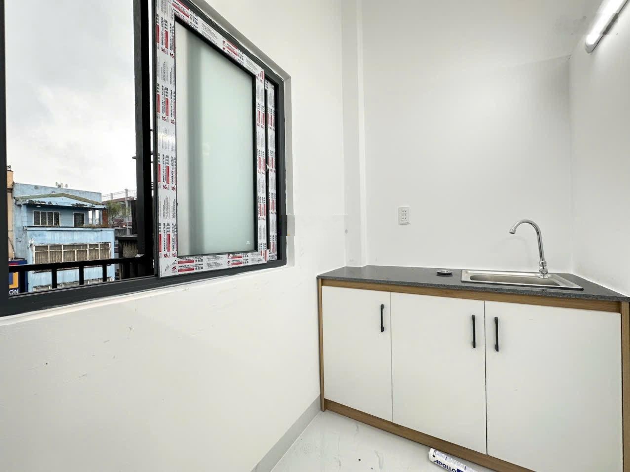 Cho thuê phòng trọ 30m2 1 trệt - 1 lầu, nội thất mới 100% ngay Bạch Đằng ngay Hàng Xanh giáp Quận 1