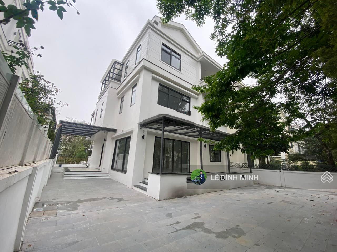 Nhà thô view hồ trục chính Thành Phố Giao Lưu. Diện tích 240m2, hai mặt tiền 13m, 03 tầng