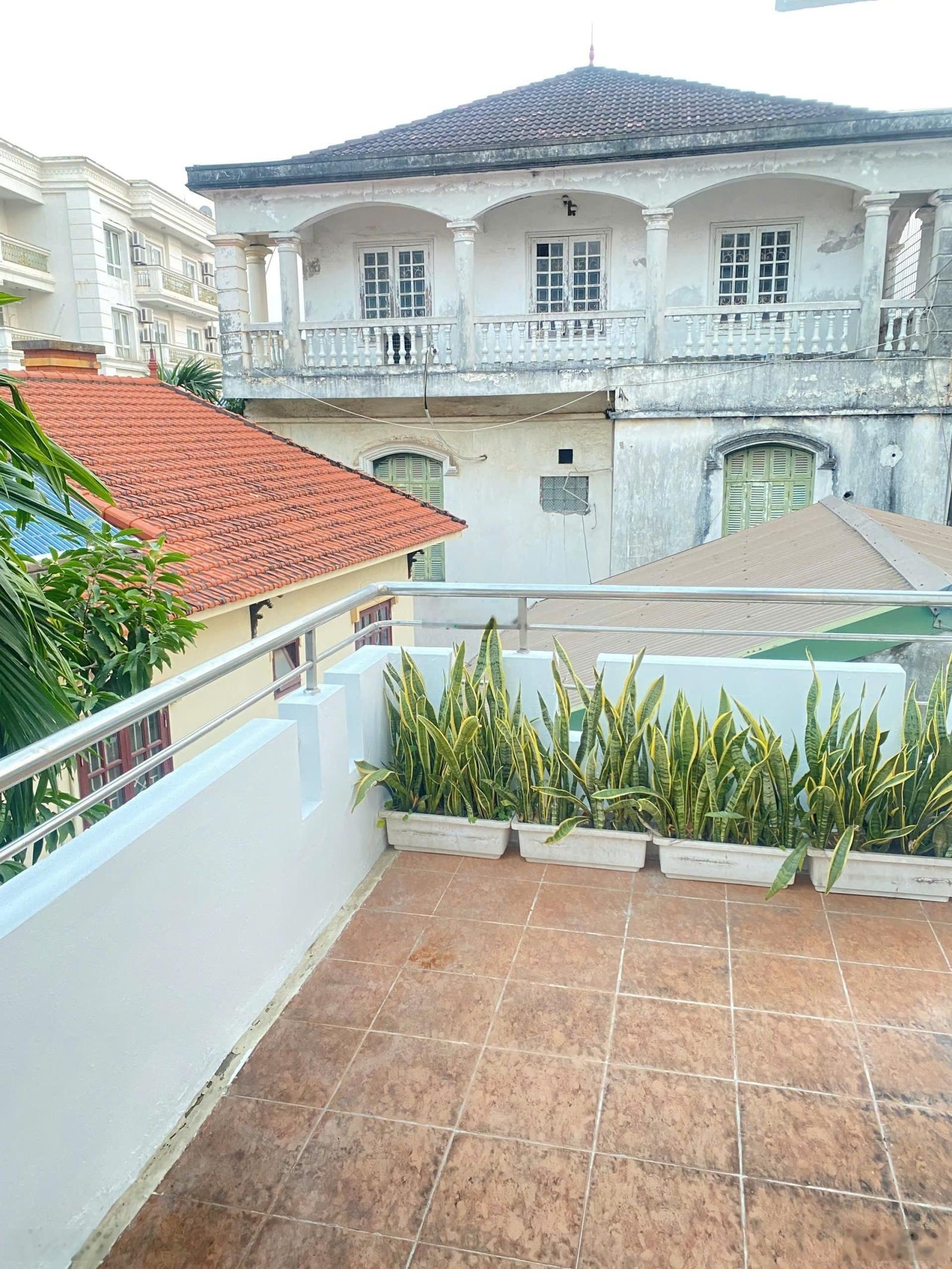 Bán nhà 5 tầng ngõ Tây Hồ Hà Nội DT 62,5m2 MT lô góc 17m 3 mặt thoáng giá TL nhẹ LH 0973452986