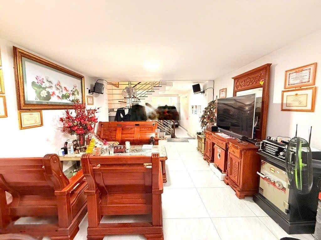 Bán nhà 5 tầng ngang 4x24,chỉ 5.6 tỷ xã Bà Điểm, Hóc Môn , đường xe tải