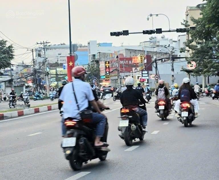 Ngộp . bán nhà lã xuân oai 100m2 . nhỉnh 8 tỷ . xd 5 tầng 1 hầm .3p ra gametro . q9 thủ đức