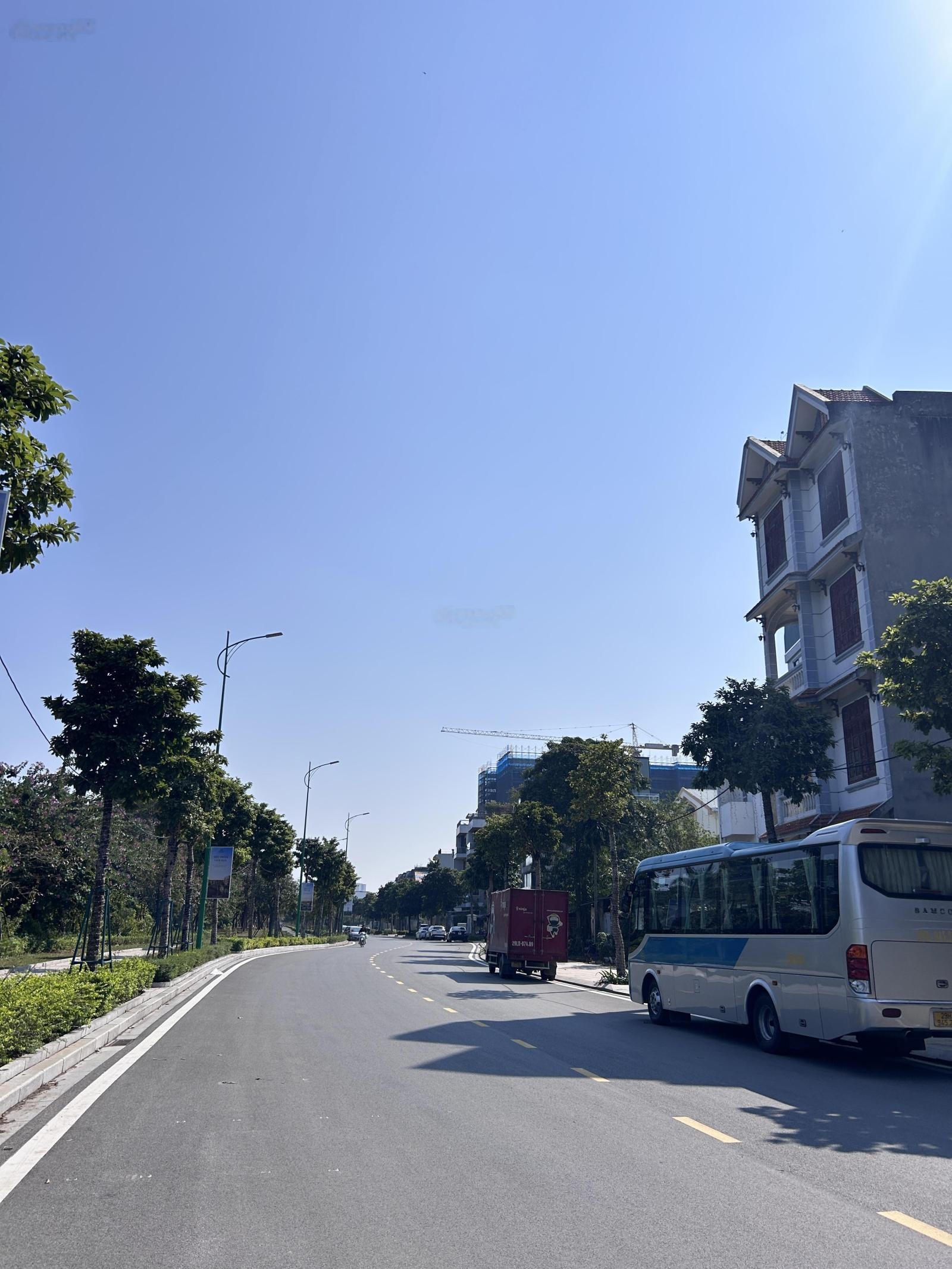 Bán đất phân lô A38 Tư Đình Long Biên 105m2, trục chính, khu quân đội, đường to lắm, giá 29.8 tỷ