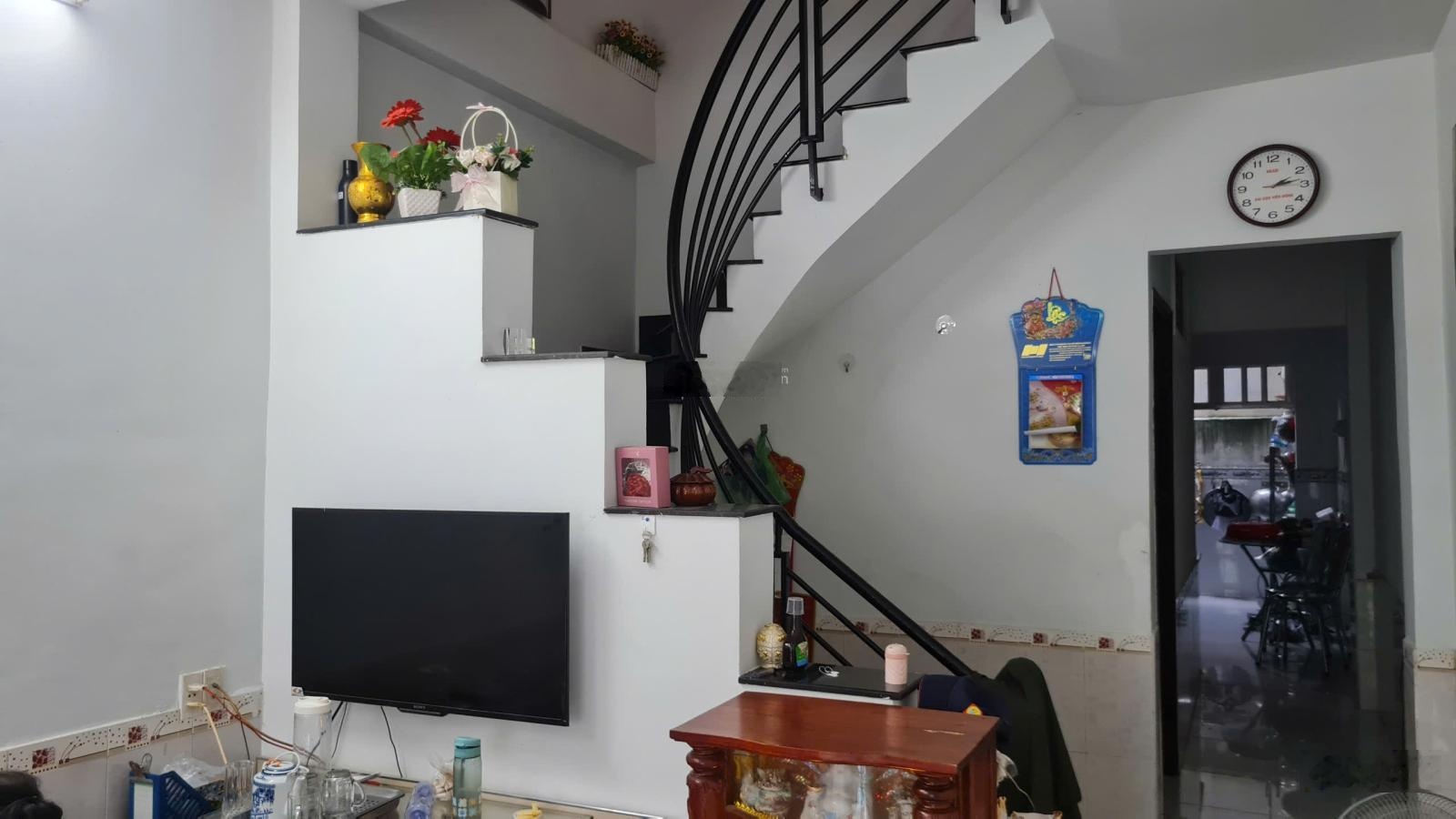 Bán nhà 1 trệt 1 lầu gần chợ Phú Xuân nhà đẹp, sổ hồng riêng, giá tốt