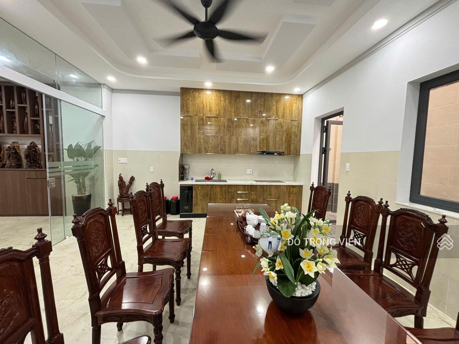 Chủ nhà gấp bán, nhà mới xây 5 tầng, ngay ĐH Cảnh Sát - P. Linh Tây