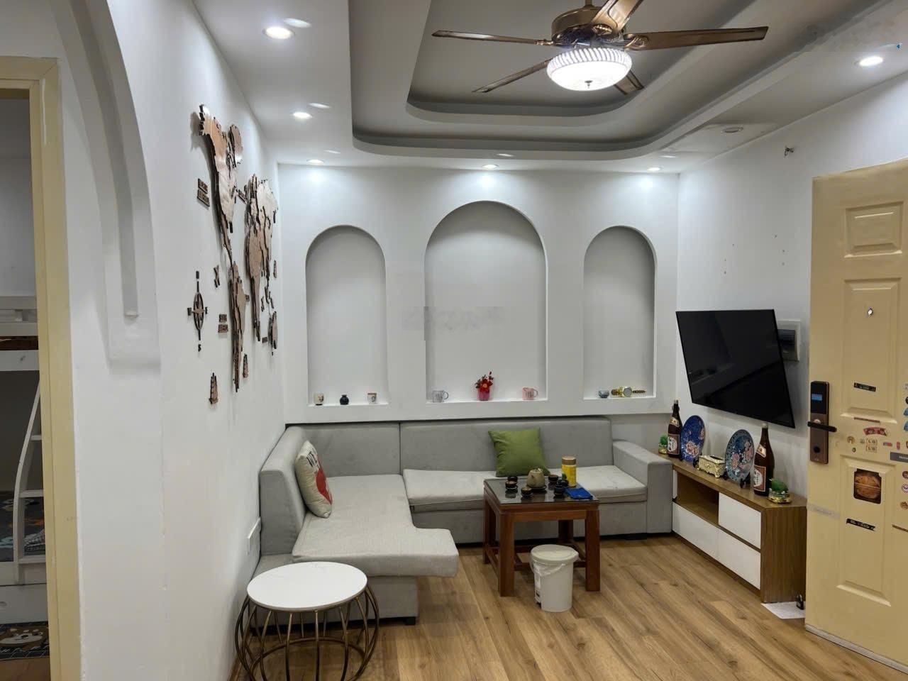 Chủ cần tiền bán gấp căn góc 63m 2 phòng ngủ 2wc nội thất cơ bản, tầng trung hh4 linh đàm