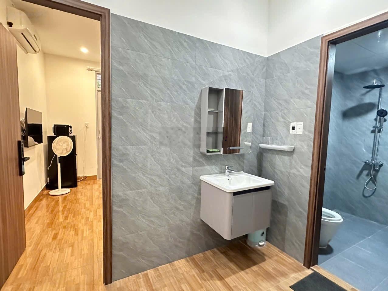 Cho thuê nhà mt khu an thượng sầm uất khách du lịch Dt đất 61m ngang 5m x 4 tầng 5 phòng. Ng