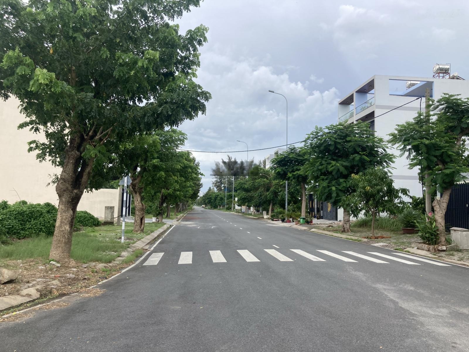 Lô đất biệt thự 300m2 dự án Cotec Phú Xuân Nhà Bè ngang 15m dài 20m giá 28tr/m2 LH: 0911630707