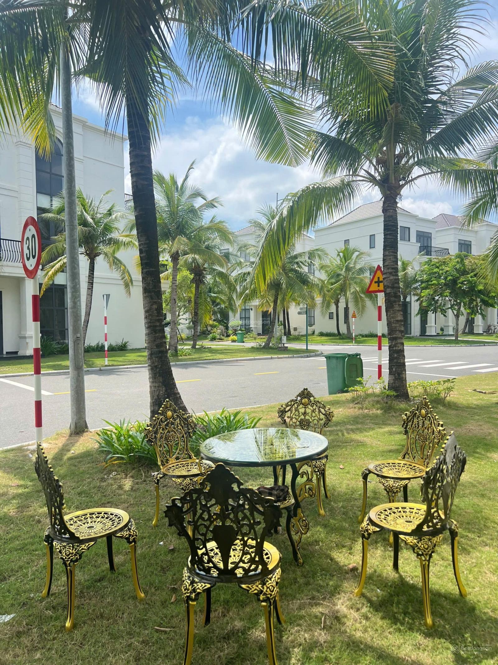 Hàng hiếm bán nhà biệt thự tại West Lakes Golf & Villas, giá 2,550tỷ, 84m2