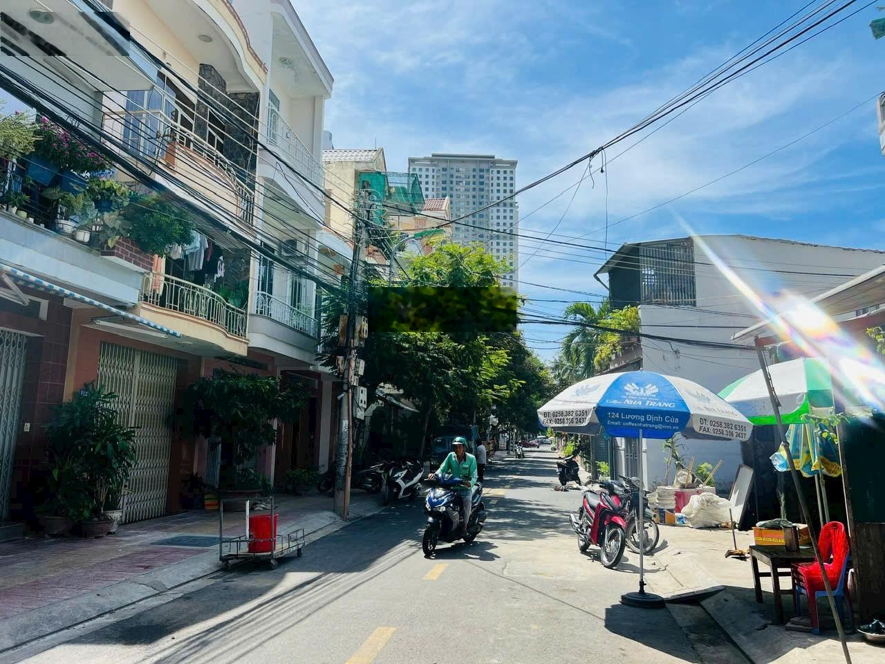 Mặt tiền Cao Văn Bé, cách biển Hòn Chồng 500m * Ngang lô đất rộng gần 10m * Giá: 12,5 tỷ