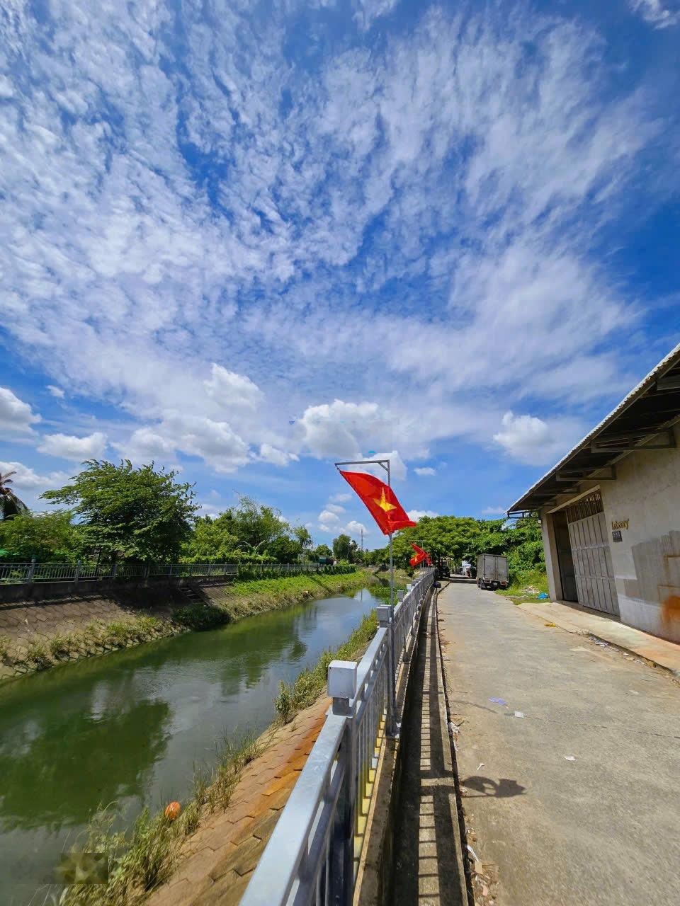 Bán 3 lô mặt tiền kênh - 1 trục Kênh Tham Lương - Sát cầu An Lộc - Gò Vấp. 5m x 23m - 118m2 thổ cư