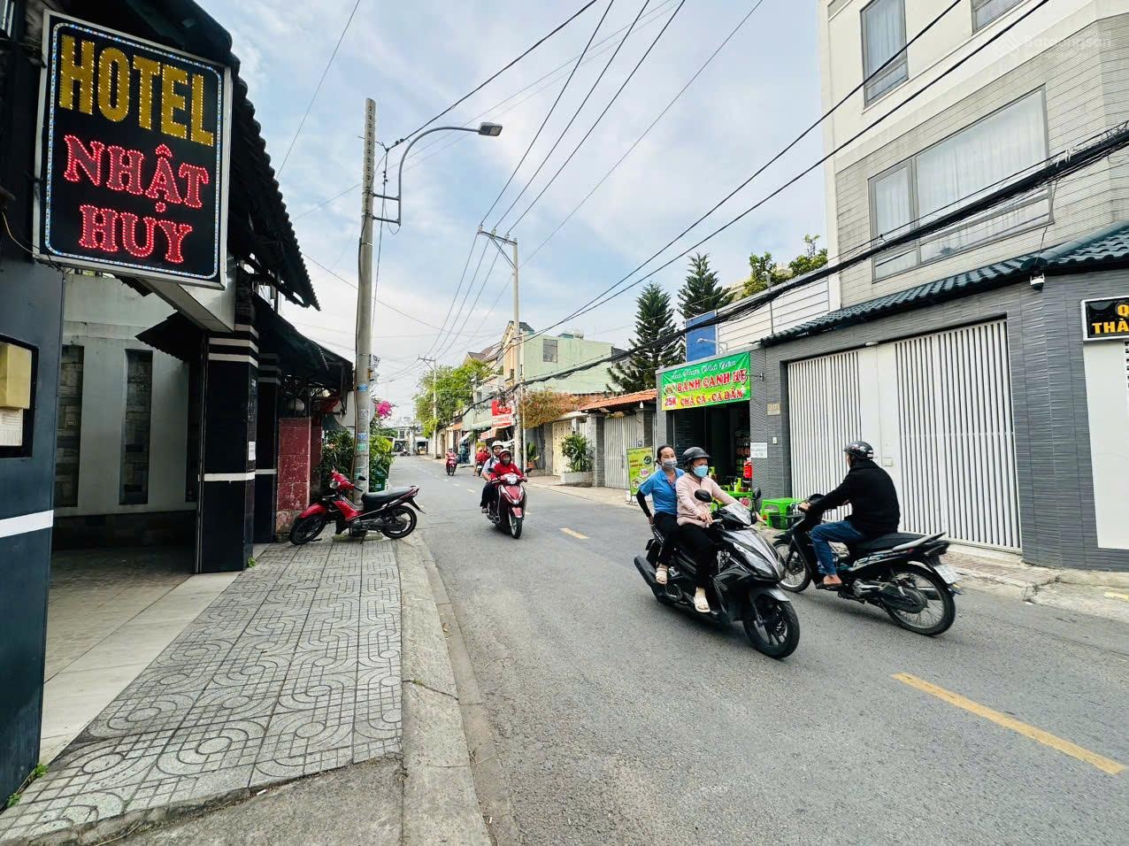 Cực hot, siêu phẩm nhà góc 2 mặt tiền đường gần Hoàng Diệu 2, DT 100m2, ngang 5,5 mét