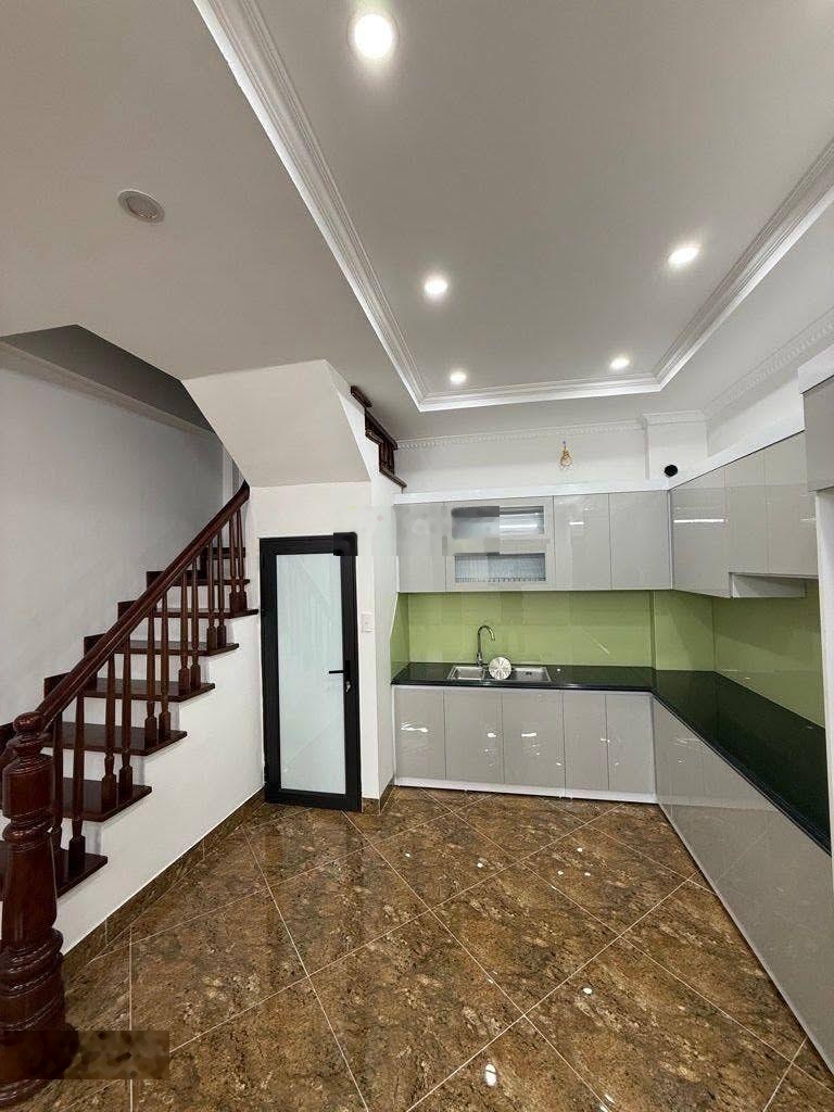 Nhà lô góc Võ Thị Sáu, trung tâm HBT. Ngõ thông đẹp. Chỉ 20m ra ô tô tránh. Gần phố, 5 tầng