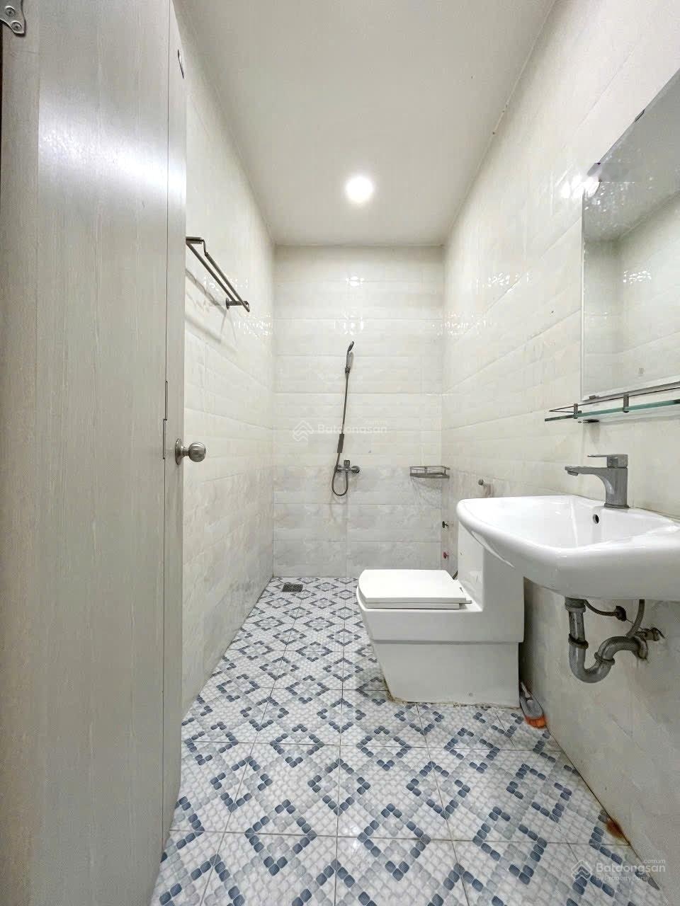 Cho thuê phòng ban công cửa sổ thang máy ngay vòng xoay dân chủ và công viên lê thị riêng