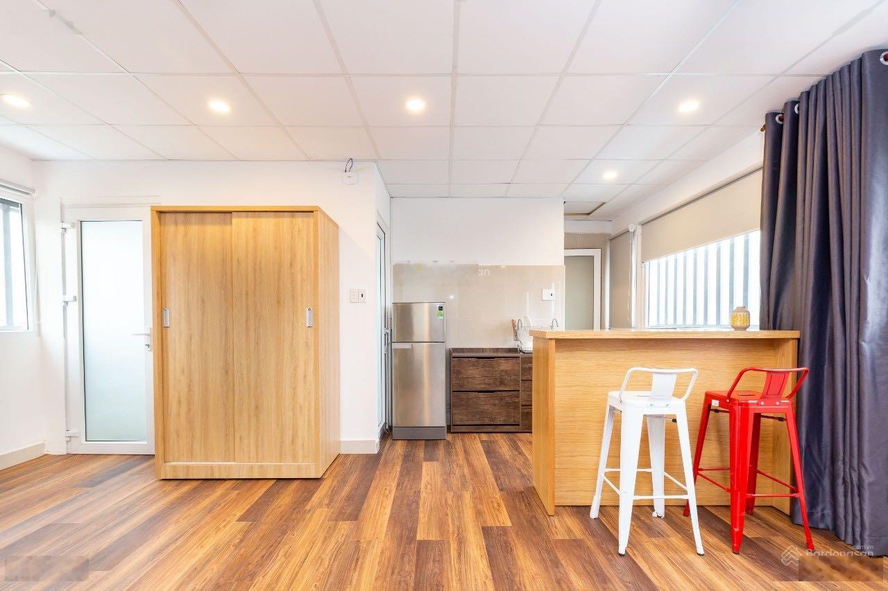 Cho thuê phòng có nội thất cửa sổ lớn ngay Nguyễn Khoái Quận 4