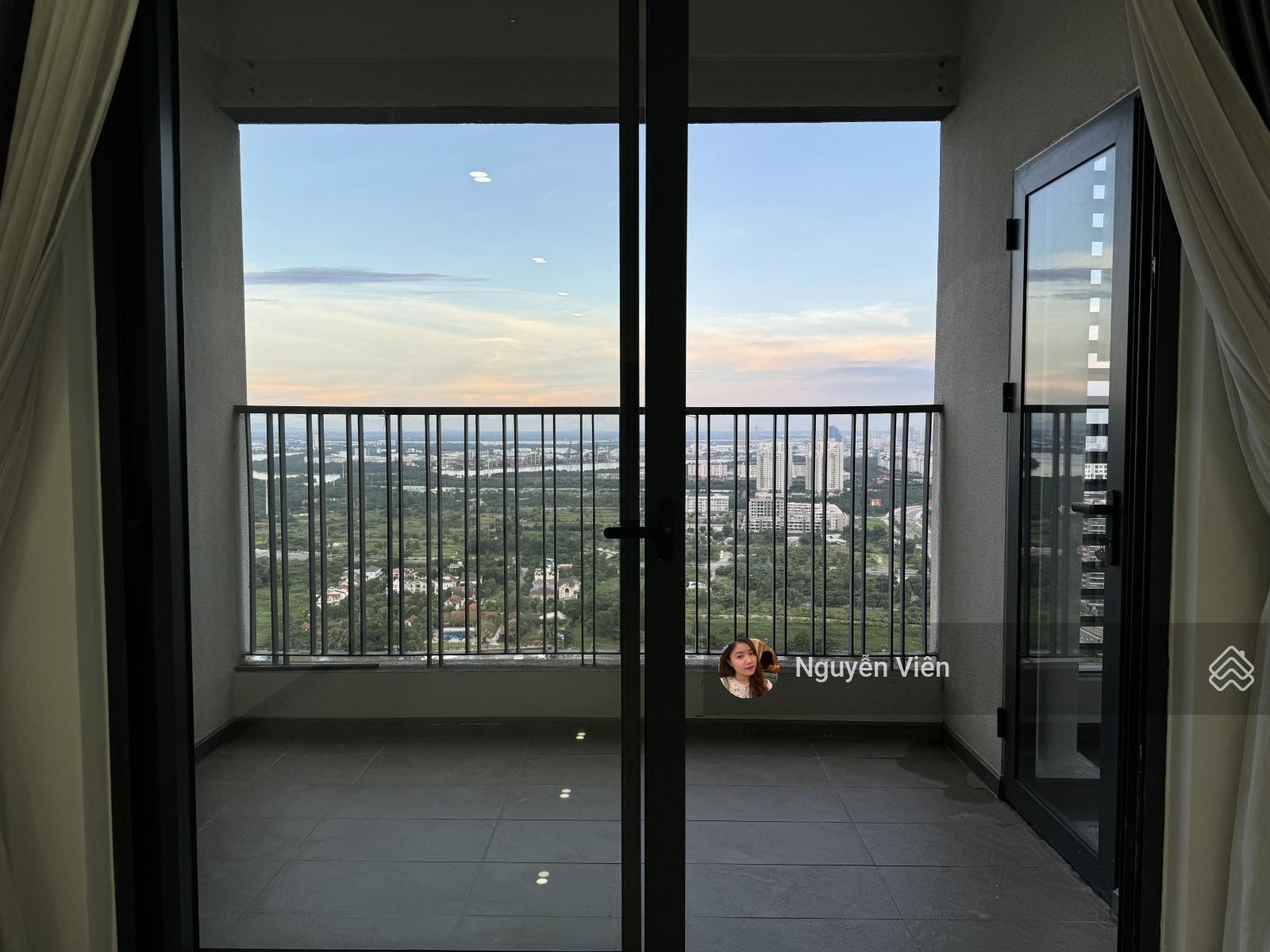 Cạnh Vinhomes, căn 3PN + 3 WC trực diện sông, giá 30 triệu/tháng, 136m2