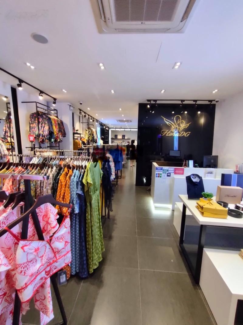 Hàng hiếm mặt phố Nguyễn Văn Cừ, đoạn sầm uất, DT 100m2, vỉa hè đá bóng