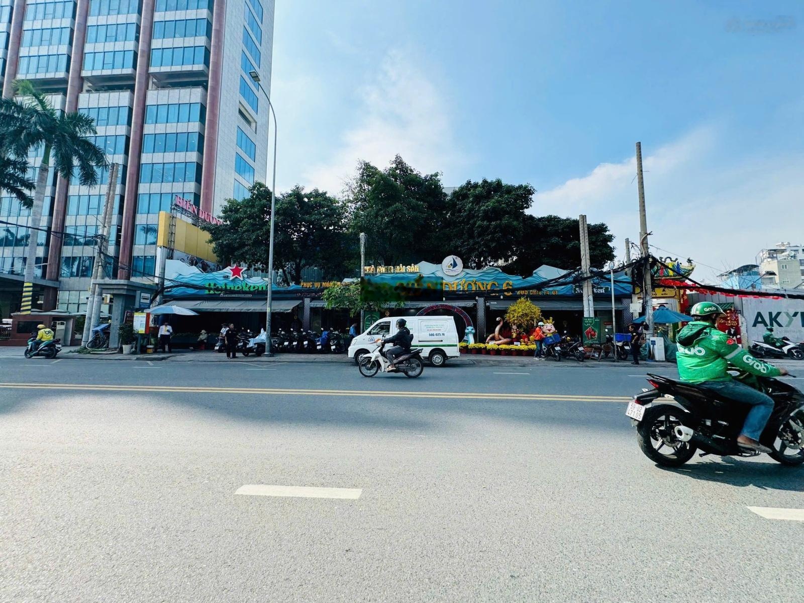 Cho thuê mặt tiền Cách Mạng Tháng Tám, Phưởng 4, Quận 3. DT: 30x35m. Trệt - lầu - sân thượng