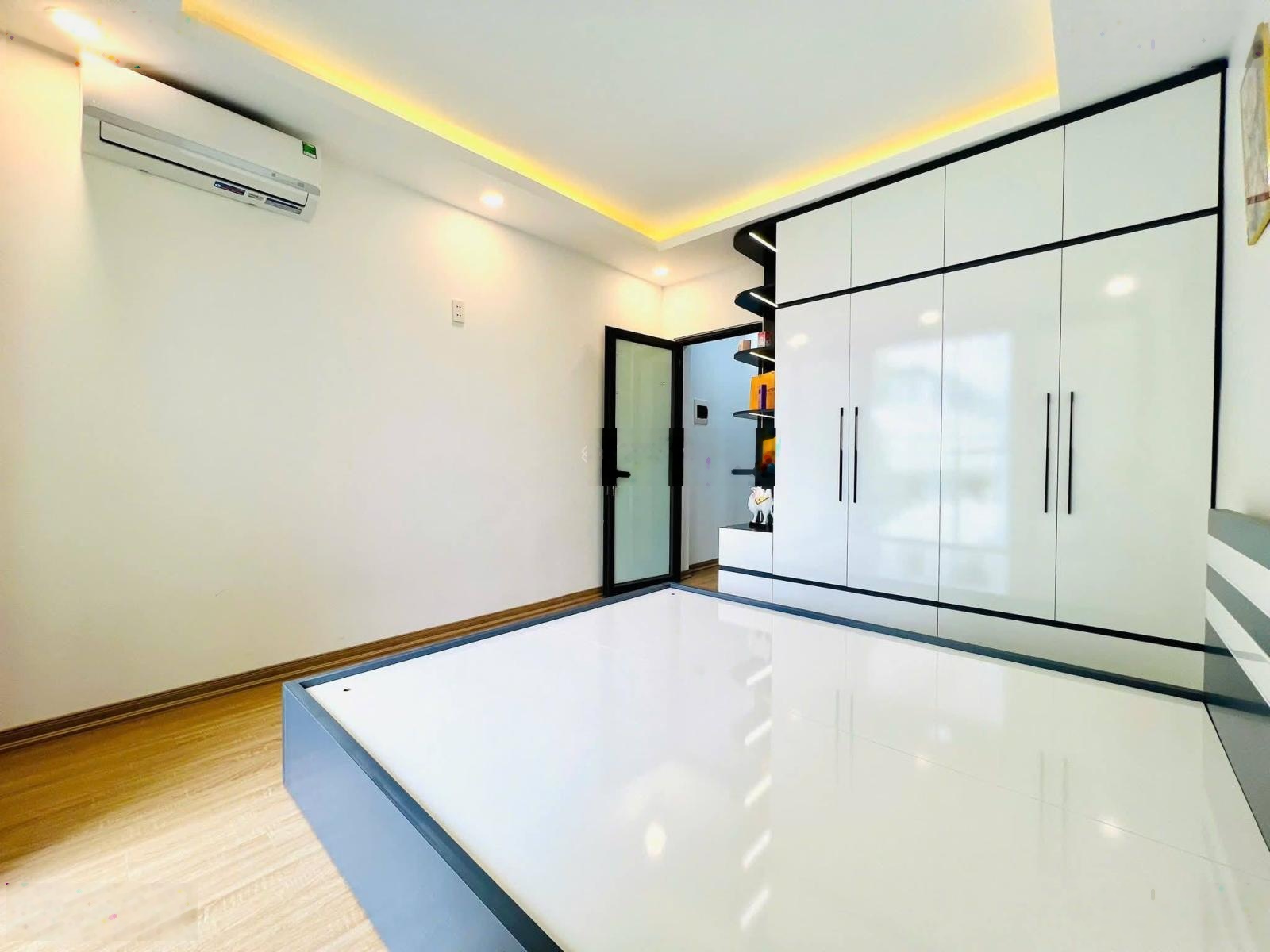 Nhà Đẹp Ở Luôn Hoàng Quốc Việt, Cầu Giấy 65m, giá 3.98 tỷ.