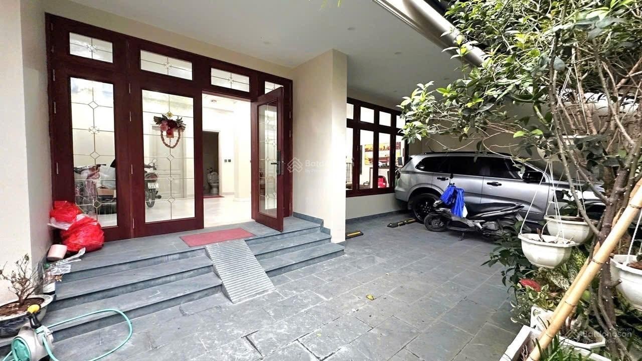 Bán biệt thự đẹp 5 Tầng lôgóc DT 125m2-MT10m-gara-Gần CV Hoà Bình-Đường Đỗ Nhuận-Xuân Đỉnh.Giá:35tỷ