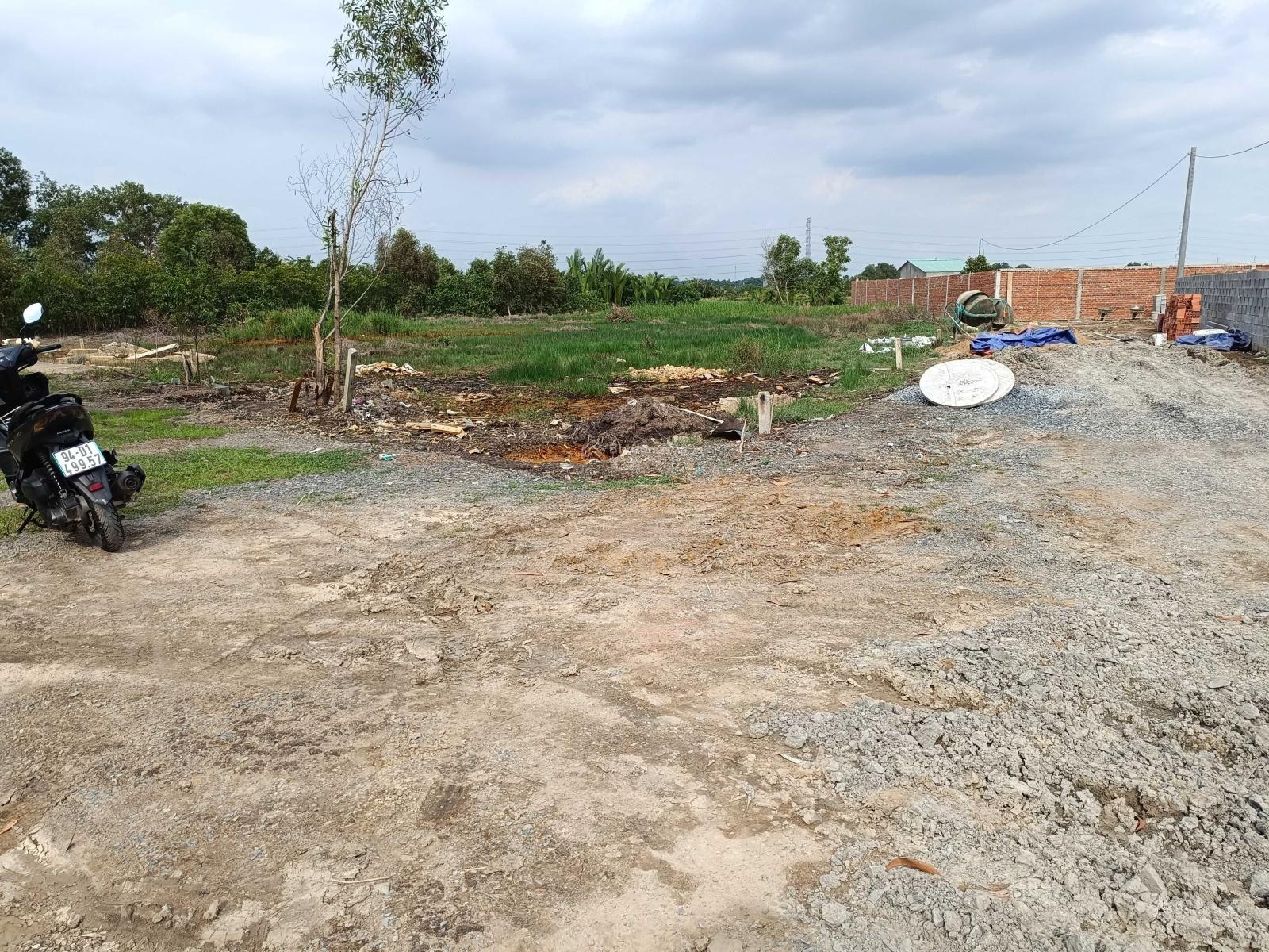 Chủ kẹt tiền trả NH cần bán 1800m2 đất biệt thự mặt sông, đường ôtô 5m. Cách Q2 6km. Giá 4.5tr/m2