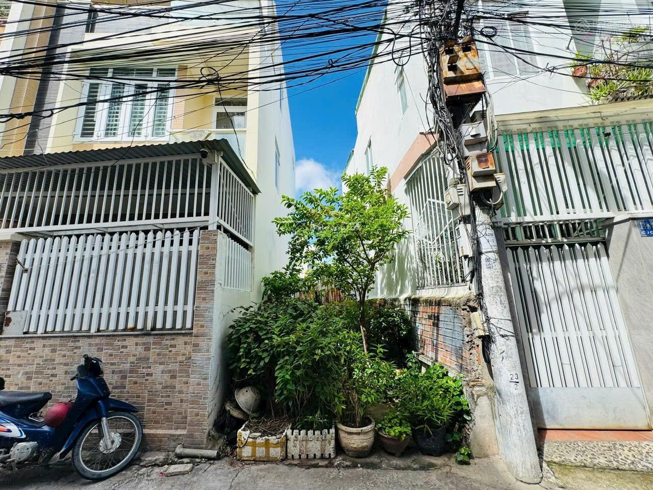 Hẻm ô tô Củ Chi, sẵn gpxd 7 tầng ra biển Hòn Chồng 680m. Giá: 13 tỷ